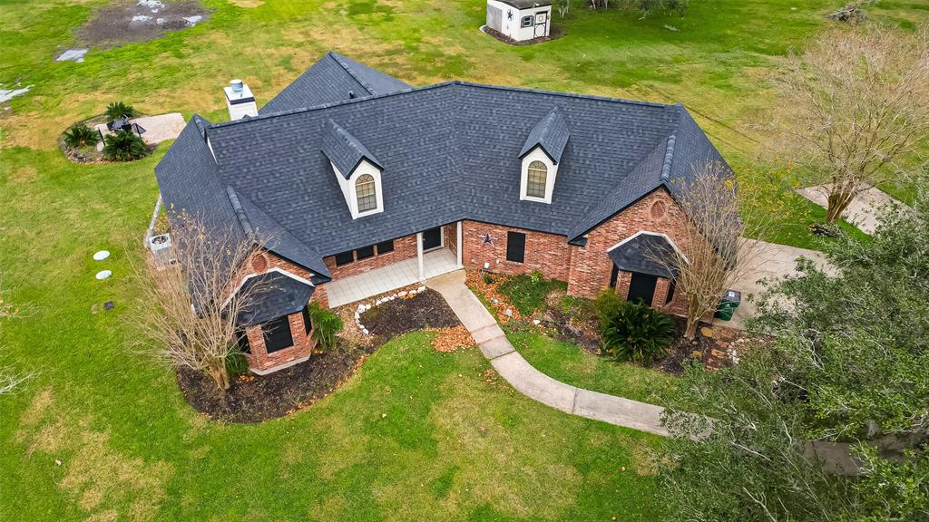 638 Winchester Trail, Angleton, Texas image 2