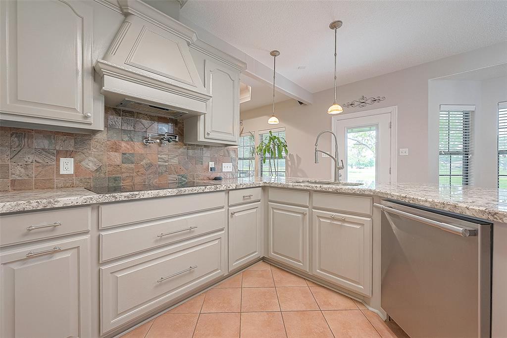 638 Winchester Trail, Angleton, Texas image 13