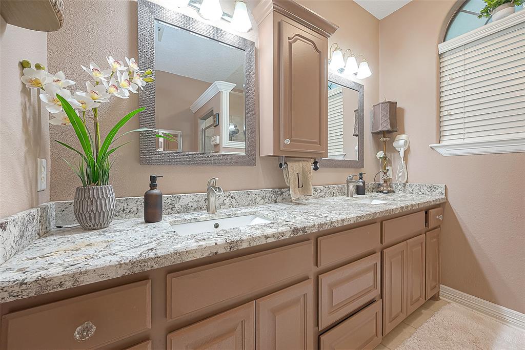 638 Winchester Trail, Angleton, Texas image 31