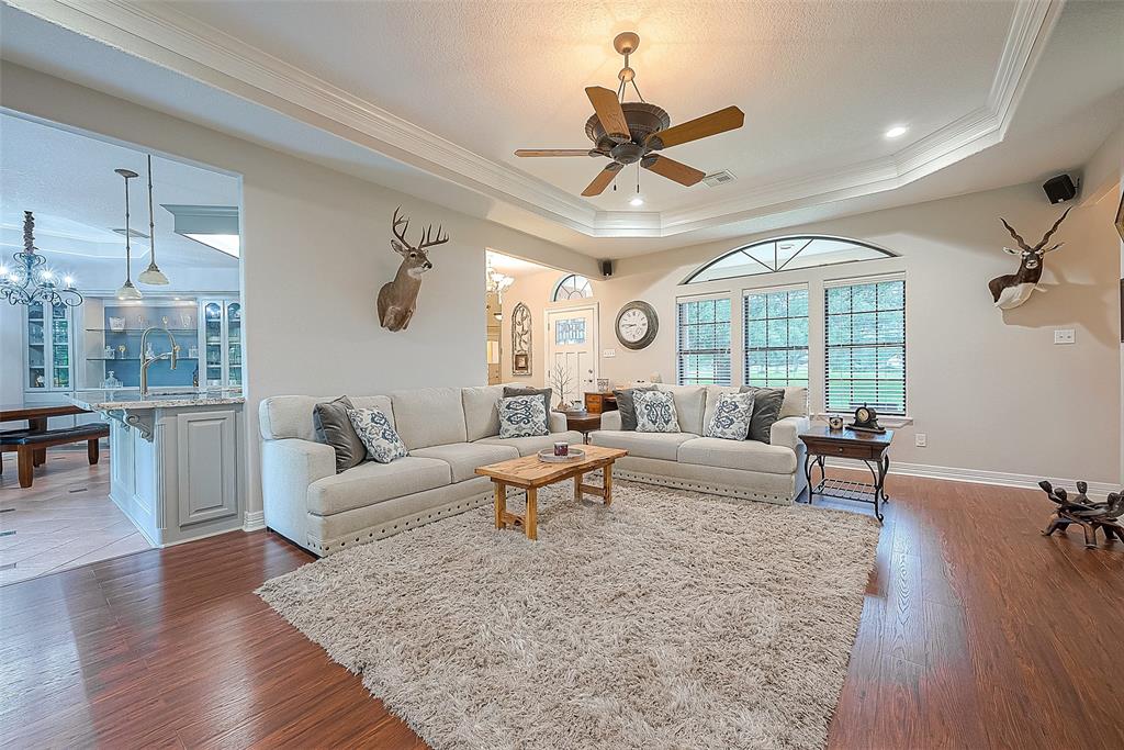 638 Winchester Trail, Angleton, Texas image 3