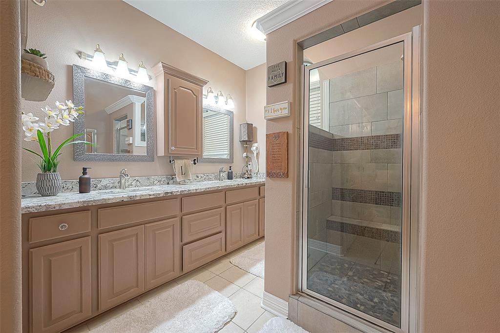 638 Winchester Trail, Angleton, Texas image 30