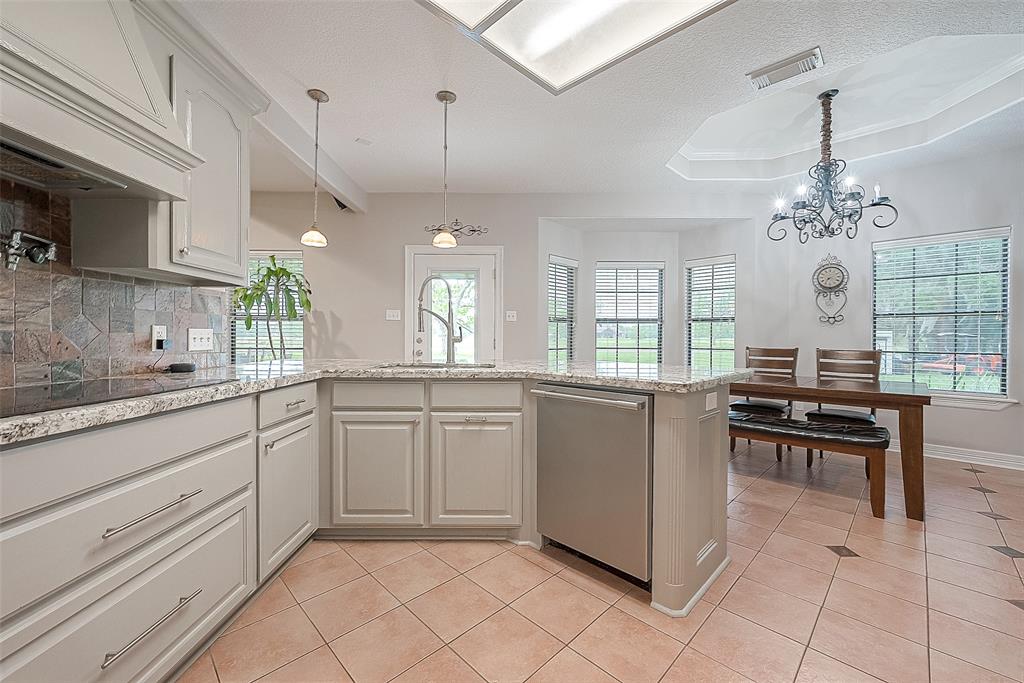 638 Winchester Trail, Angleton, Texas image 14