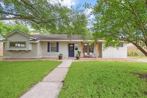 Single Family Residence in Houston TX 5135 Kingfisher Drive.jpg