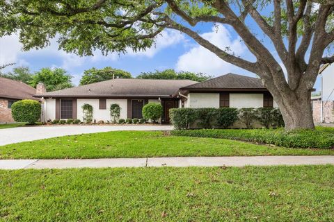 Single Family Residence in Houston TX 15523 Saint Cloud Drive.jpg