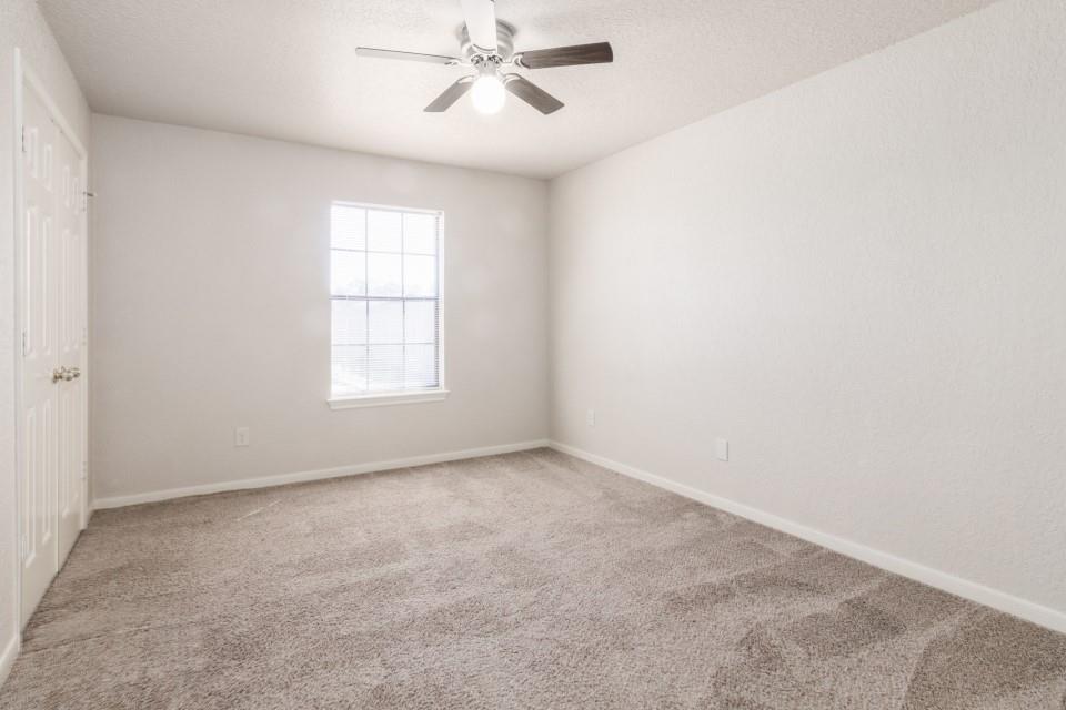 14 Rayburn Ridge Street, Angleton, Texas image 8
