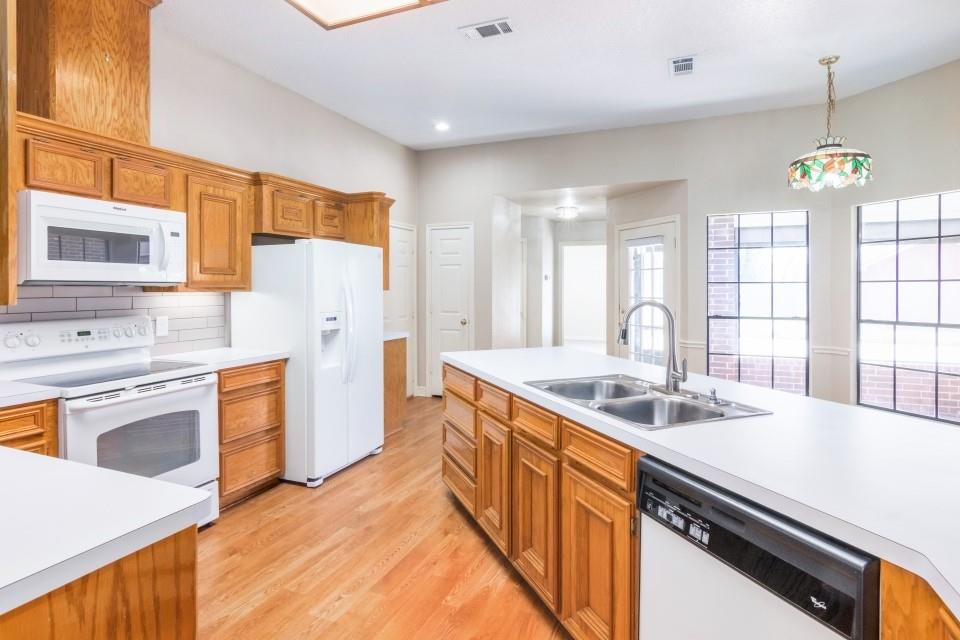 14 Rayburn Ridge Street, Angleton, Texas image 10