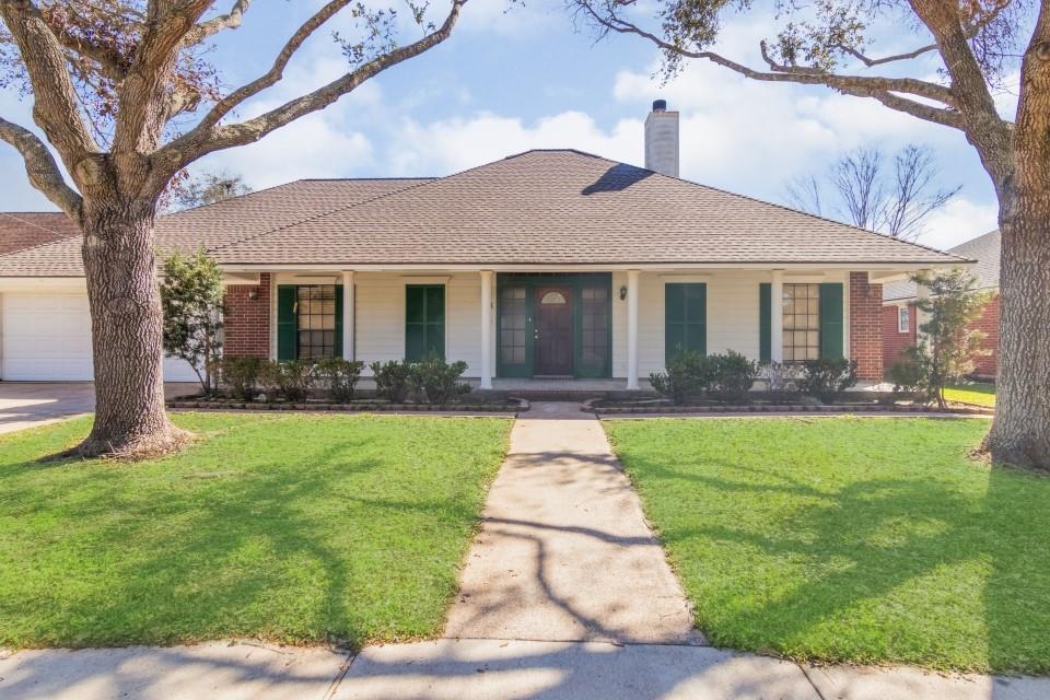 14 Rayburn Ridge Street, Angleton, Texas image 1