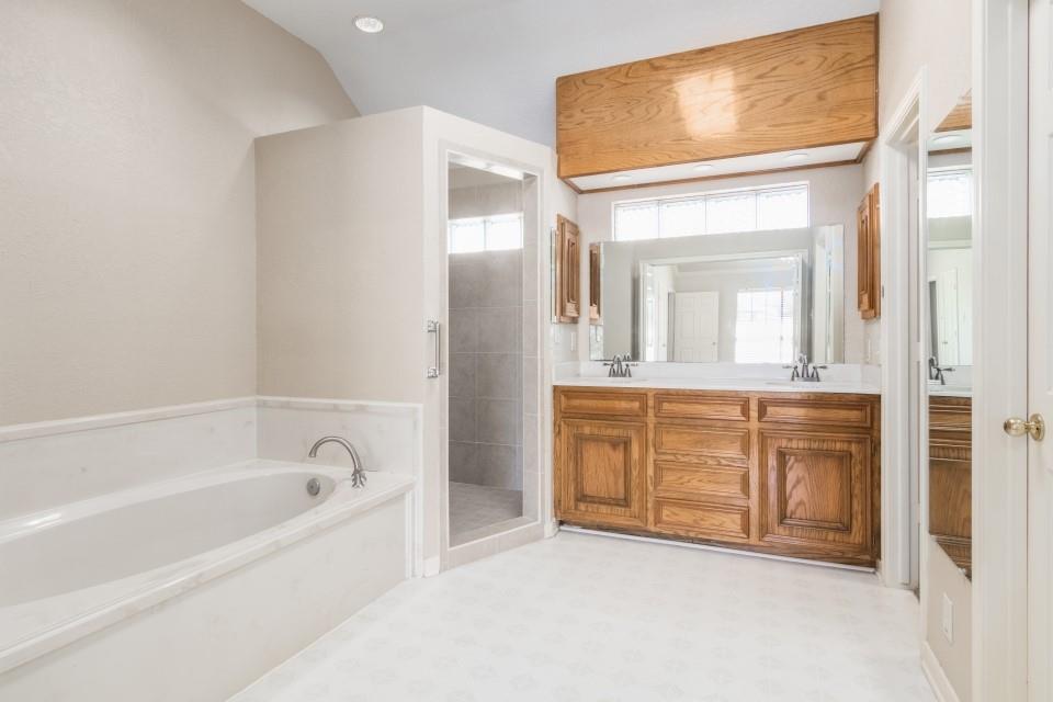 14 Rayburn Ridge Street, Angleton, Texas image 17