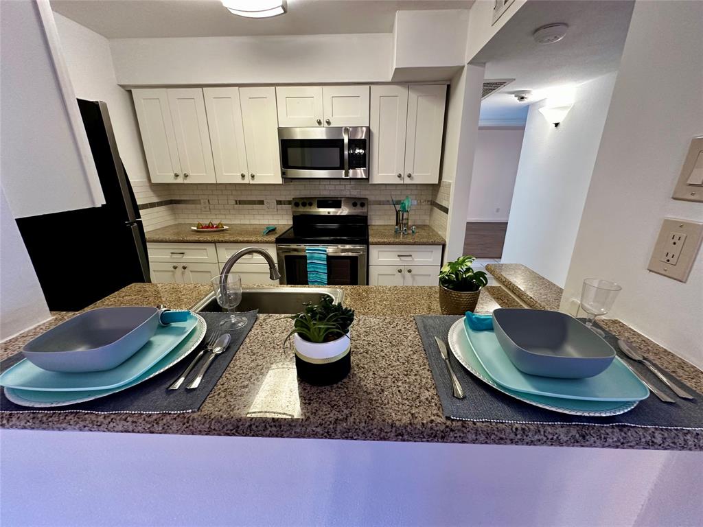 3025 Walnut Bend Lane #24, Houston, Texas image 9