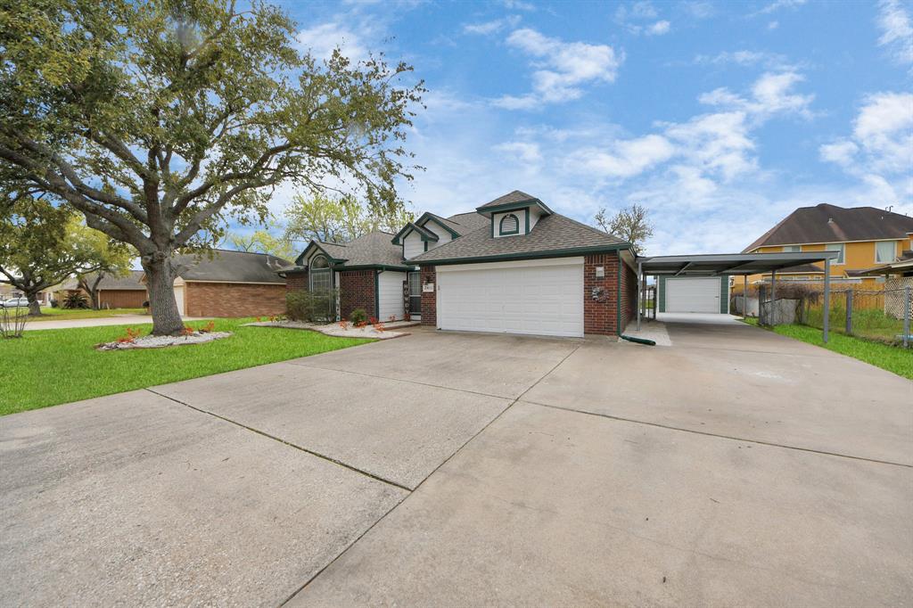 2410 Lily Lane, Highlands, Texas image 4