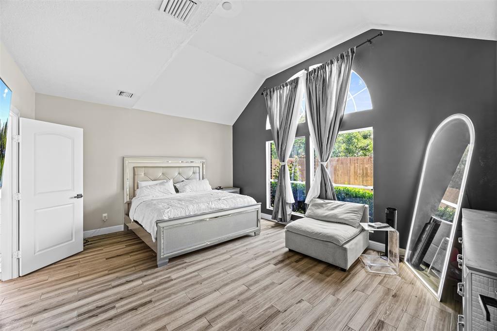5702 W Vistaglen Loop, Houston, Texas image 9