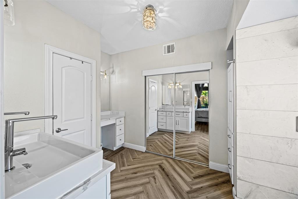 5702 W Vistaglen Loop, Houston, Texas image 13