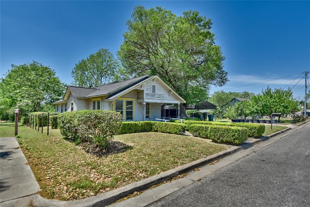 146 S Reynolds Street, La Grange, Texas image 2