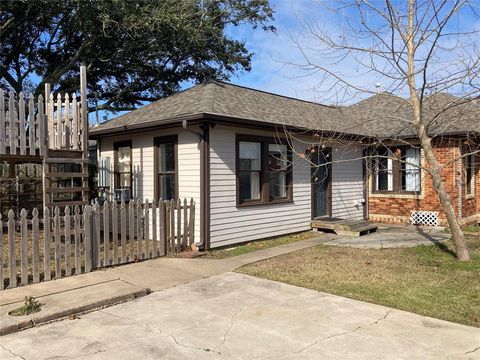 Single Family Residence in Galveston TX 4701 Woodrow Avenue 10.jpg