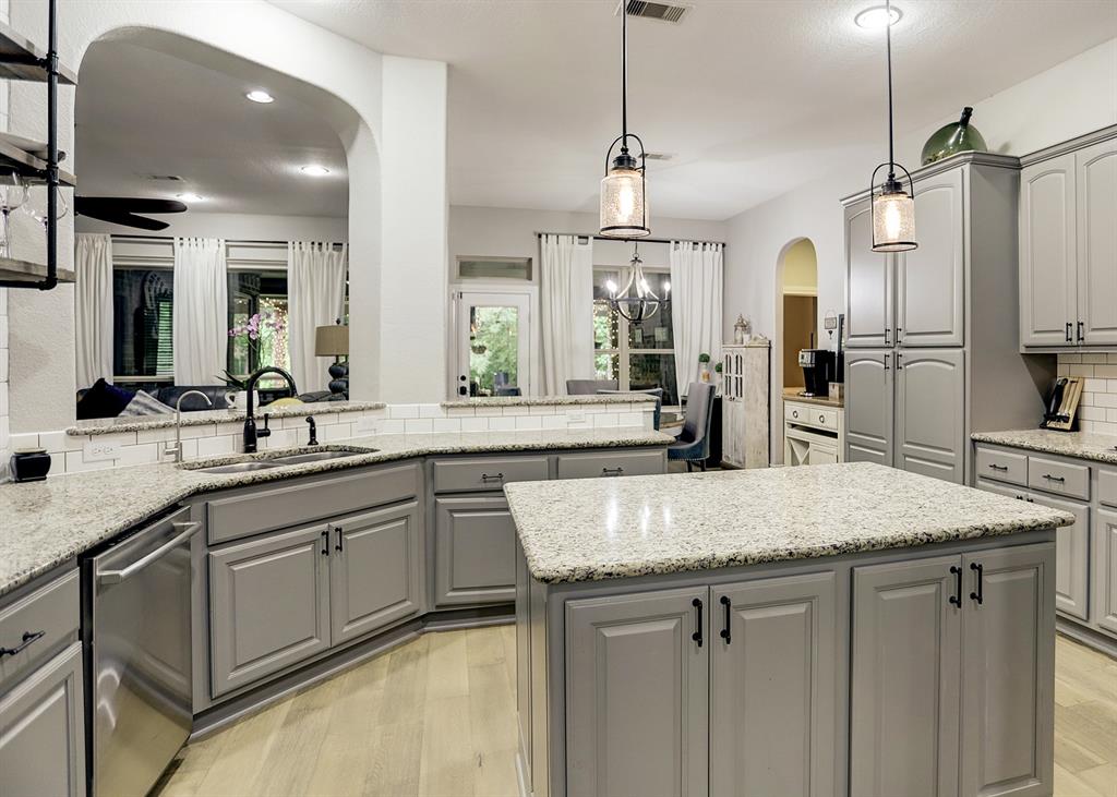 409 Holly Forest Drive, Conroe, Texas image 7