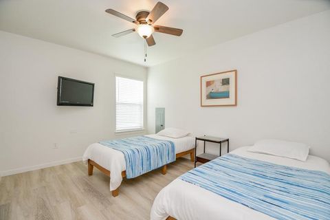 Single Family Residence in Galveston TX 3011 Sonny Lane 25.jpg