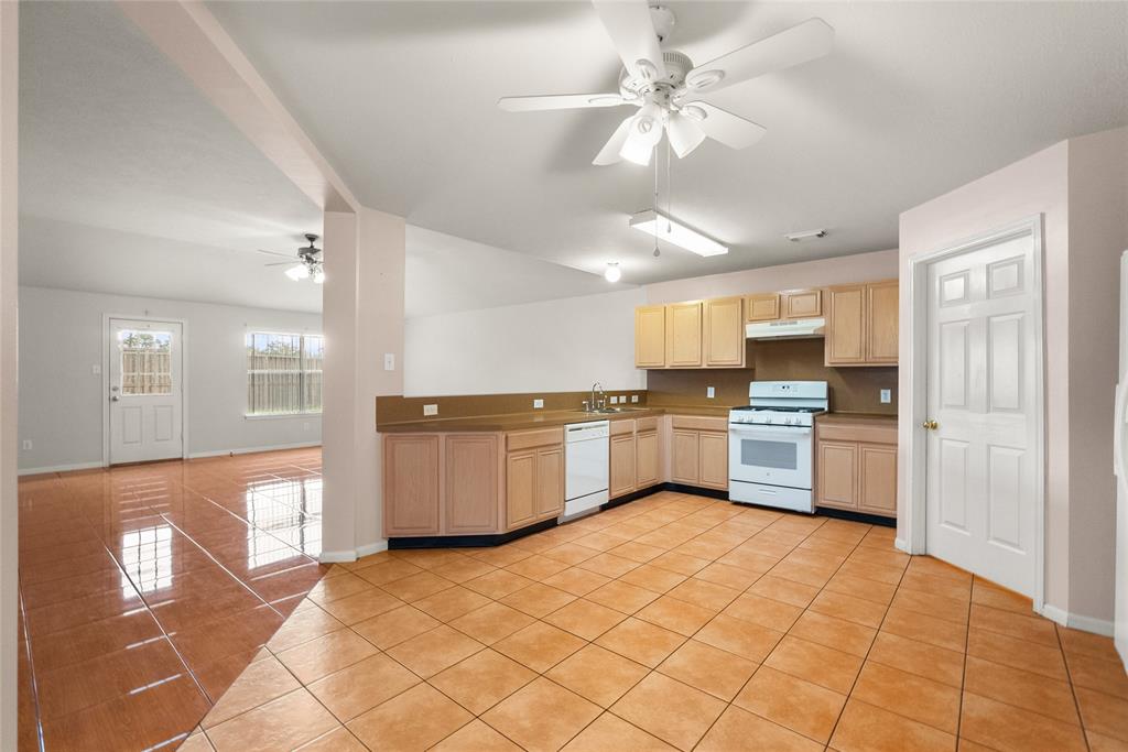 415 Brightfield Lane, Dickinson, Texas image 6