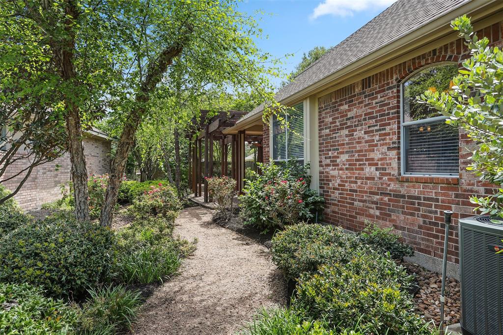 34 E Royal Mews, Conroe, Texas image 31