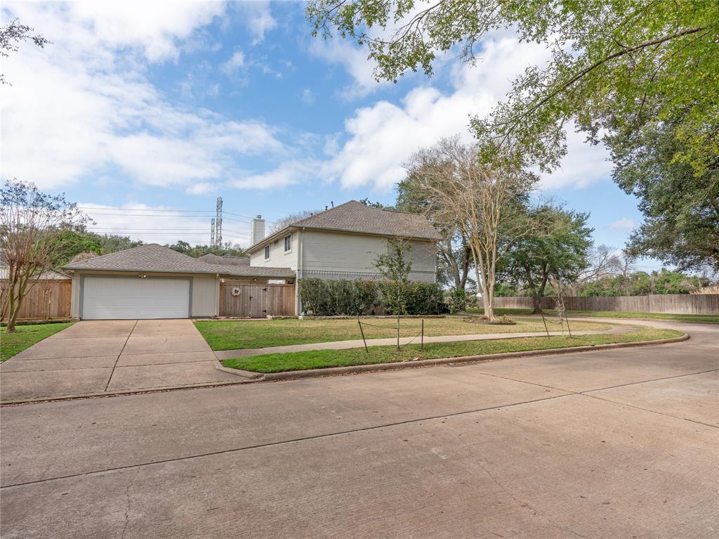 1403 N Medio River Circle, Sugar Land, Texas image 24