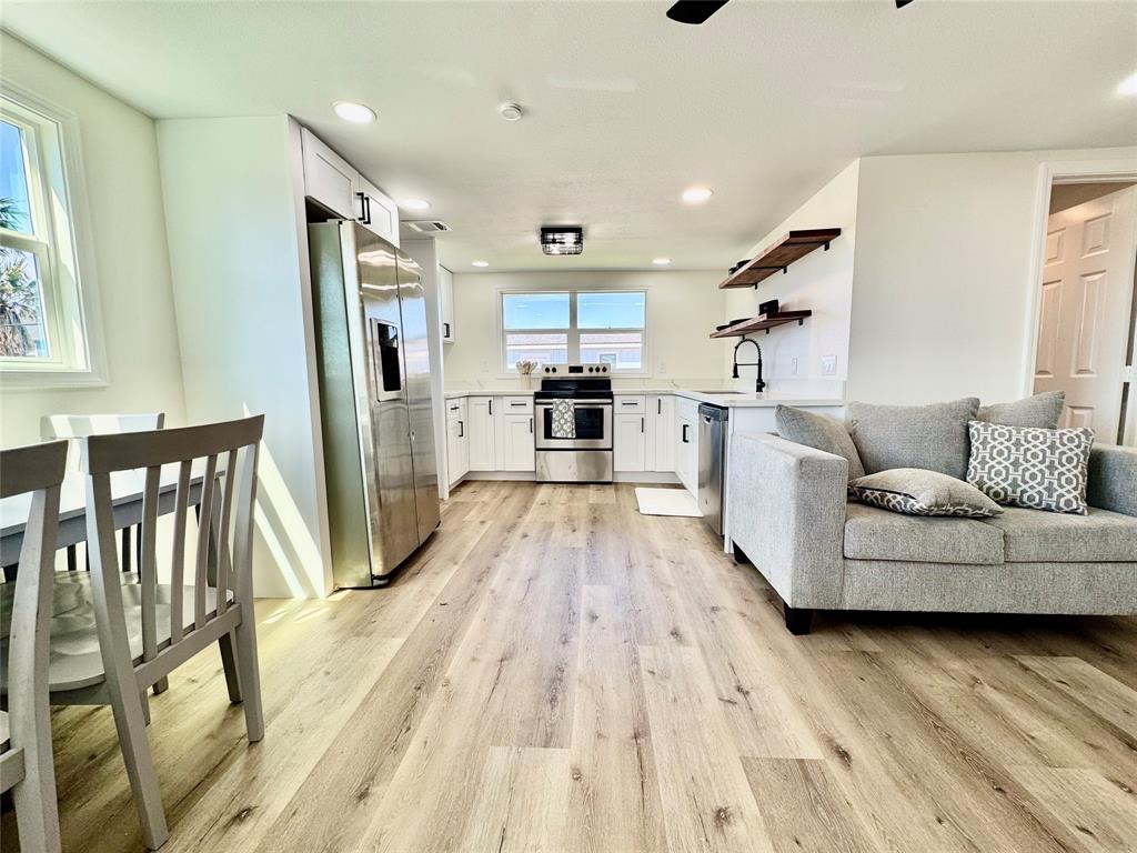 4031 Surf Drive, Galveston, Texas image 8
