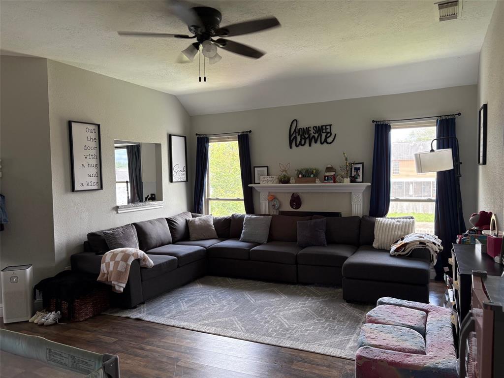238 Almond Drive, Lake Jackson, Texas image 4