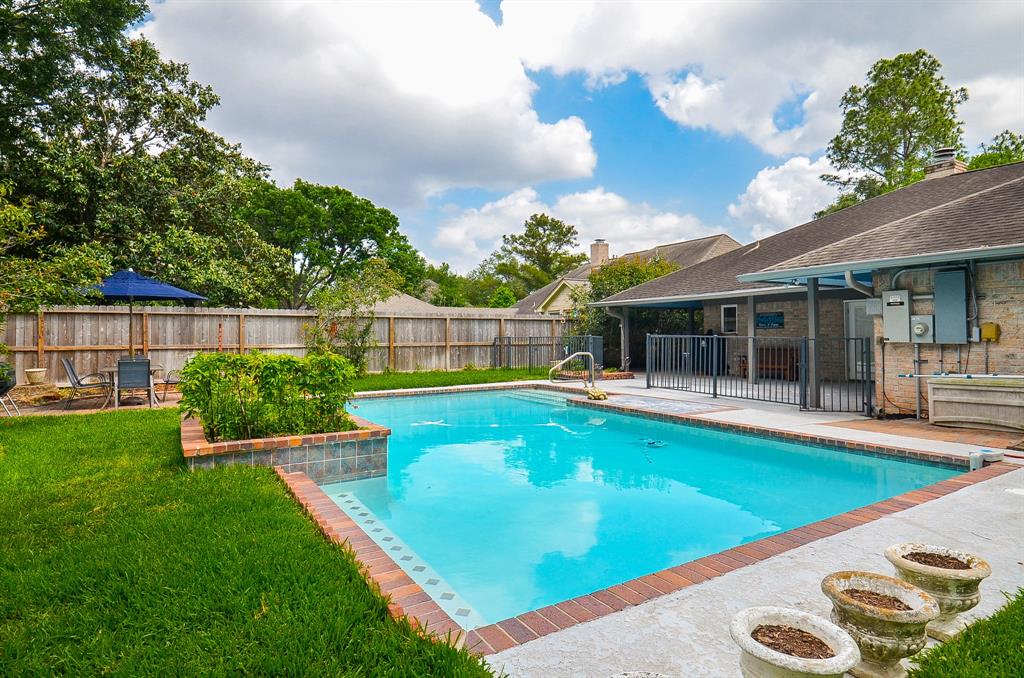 827 Millpond Drive, Sugar Land, Texas image 21