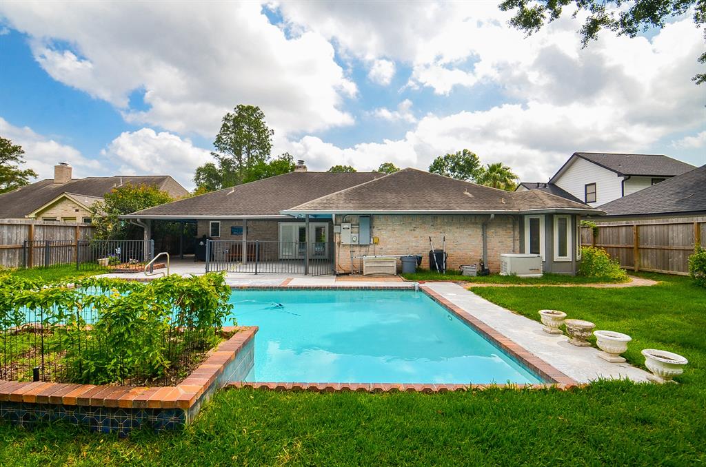 827 Millpond Drive, Sugar Land, Texas image 22