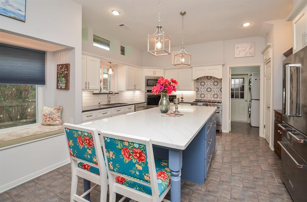 827 Millpond Drive, Sugar Land, Texas image 3