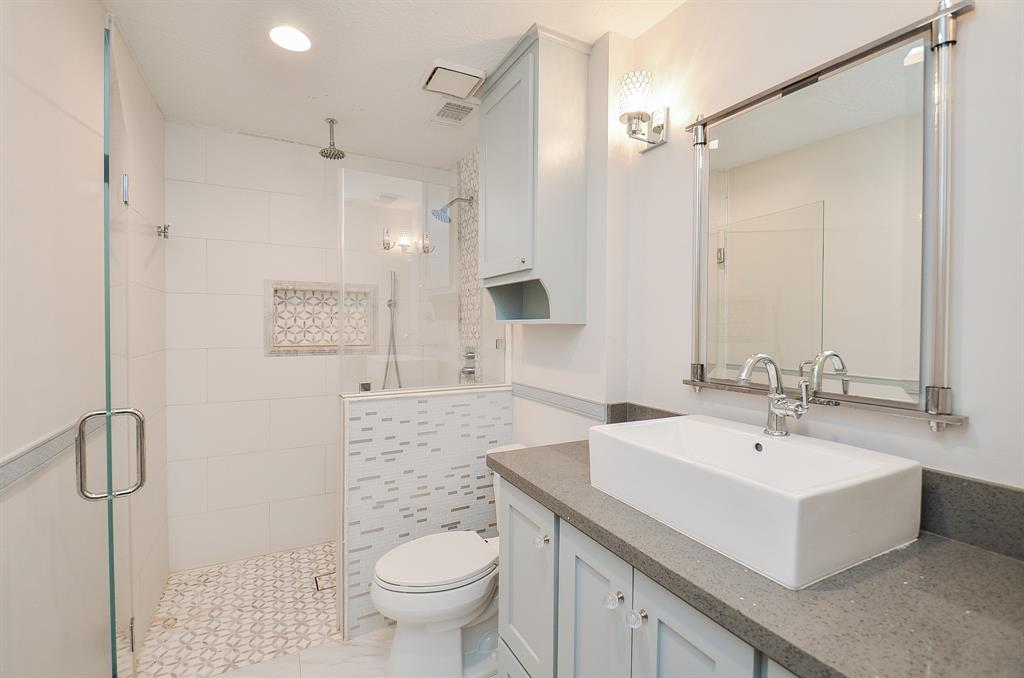 827 Millpond Drive, Sugar Land, Texas image 19