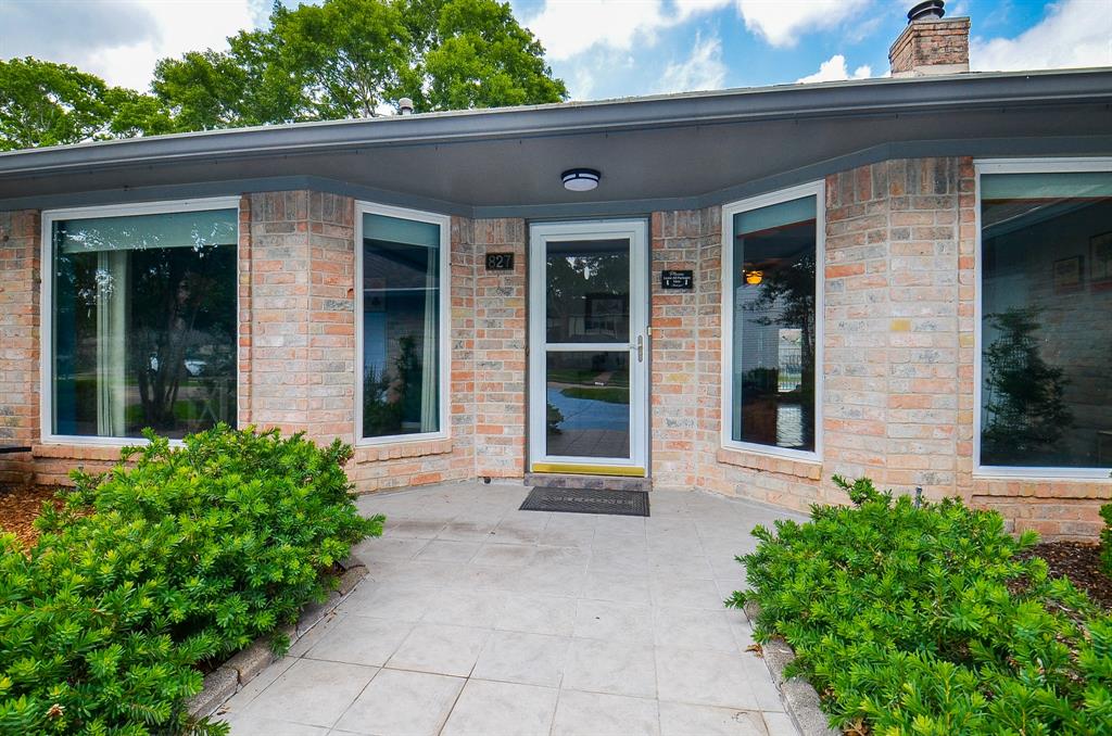 827 Millpond Drive, Sugar Land, Texas image 2