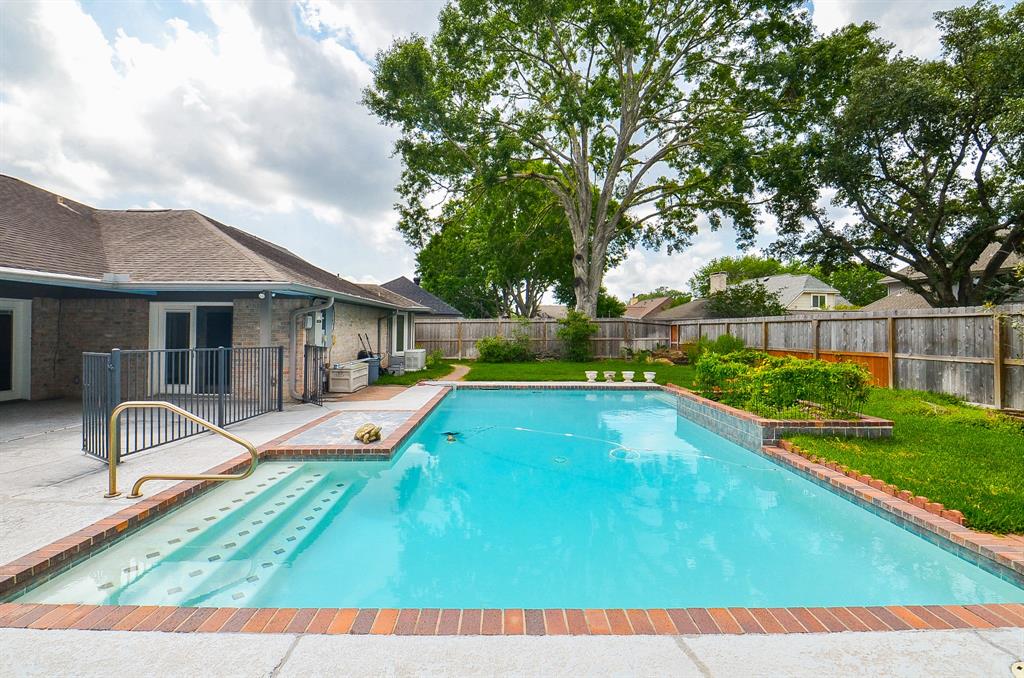 827 Millpond Drive, Sugar Land, Texas image 24
