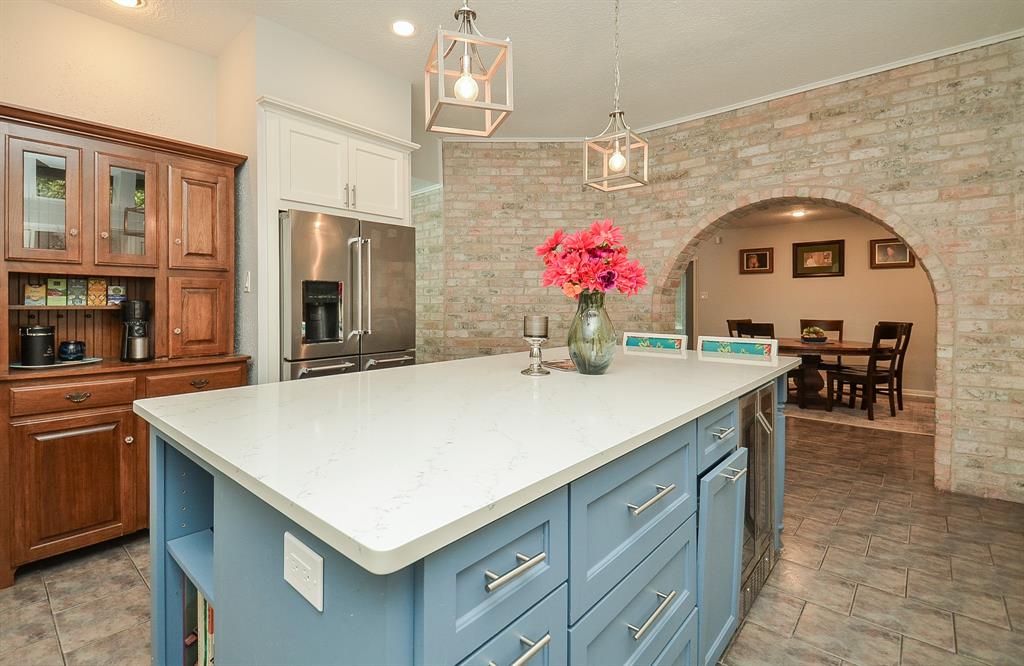 827 Millpond Drive, Sugar Land, Texas image 4