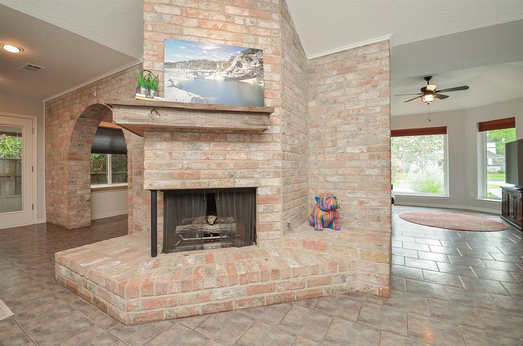 827 Millpond Drive, Sugar Land, Texas image 8