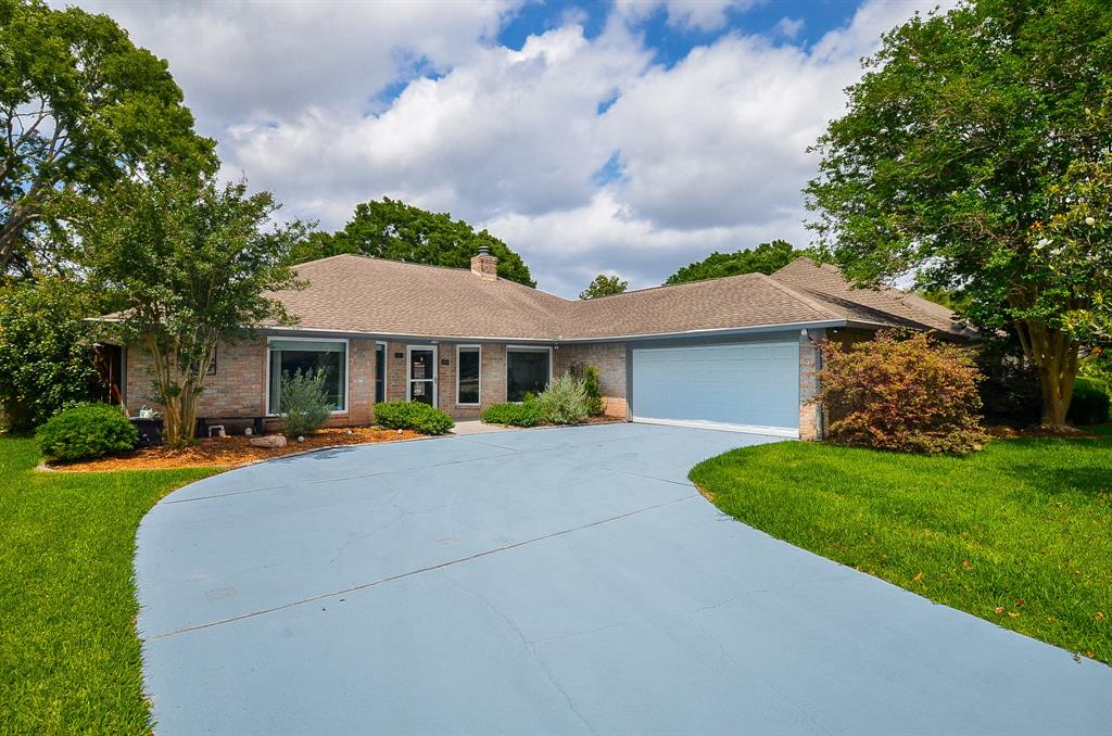 827 Millpond Drive, Sugar Land, Texas image 1