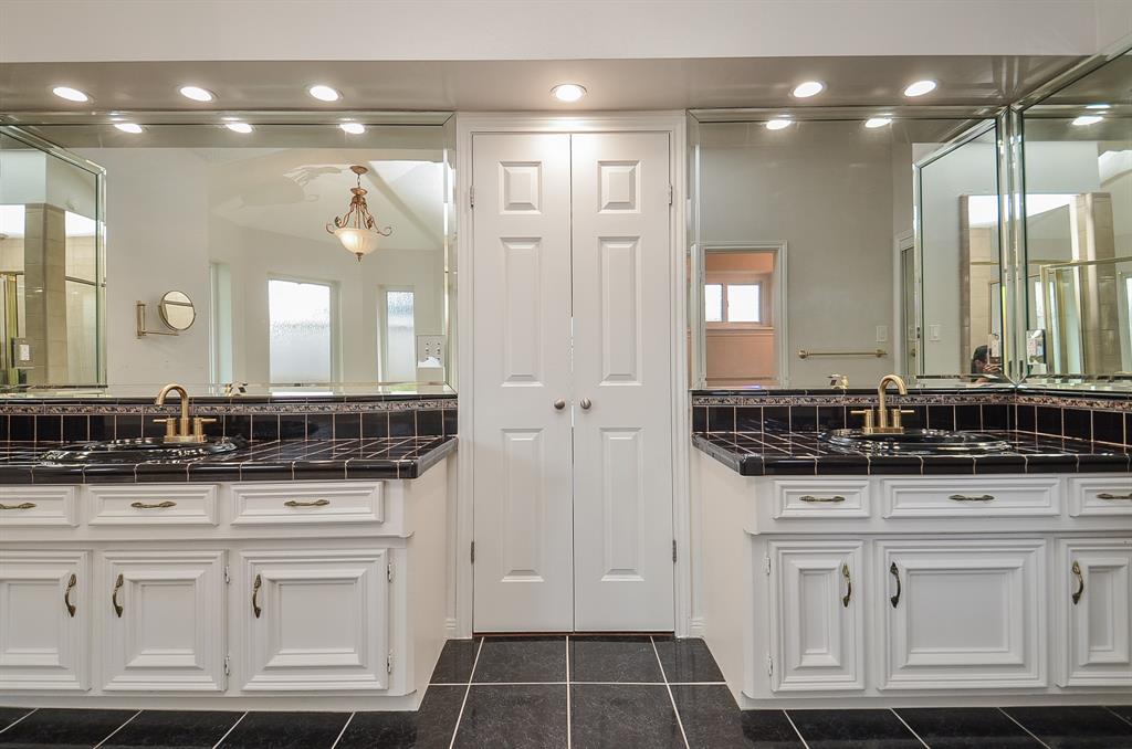 827 Millpond Drive, Sugar Land, Texas image 13