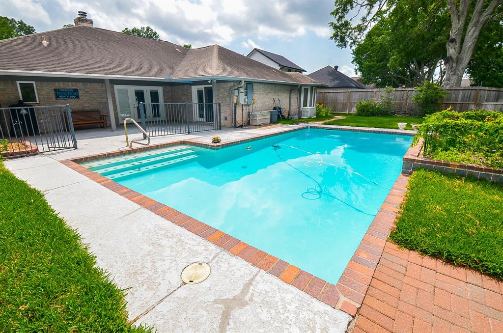 827 Millpond Drive, Sugar Land, Texas image 23