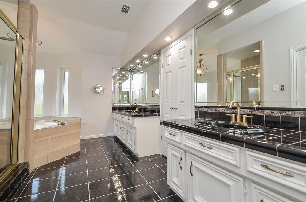 827 Millpond Drive, Sugar Land, Texas image 15