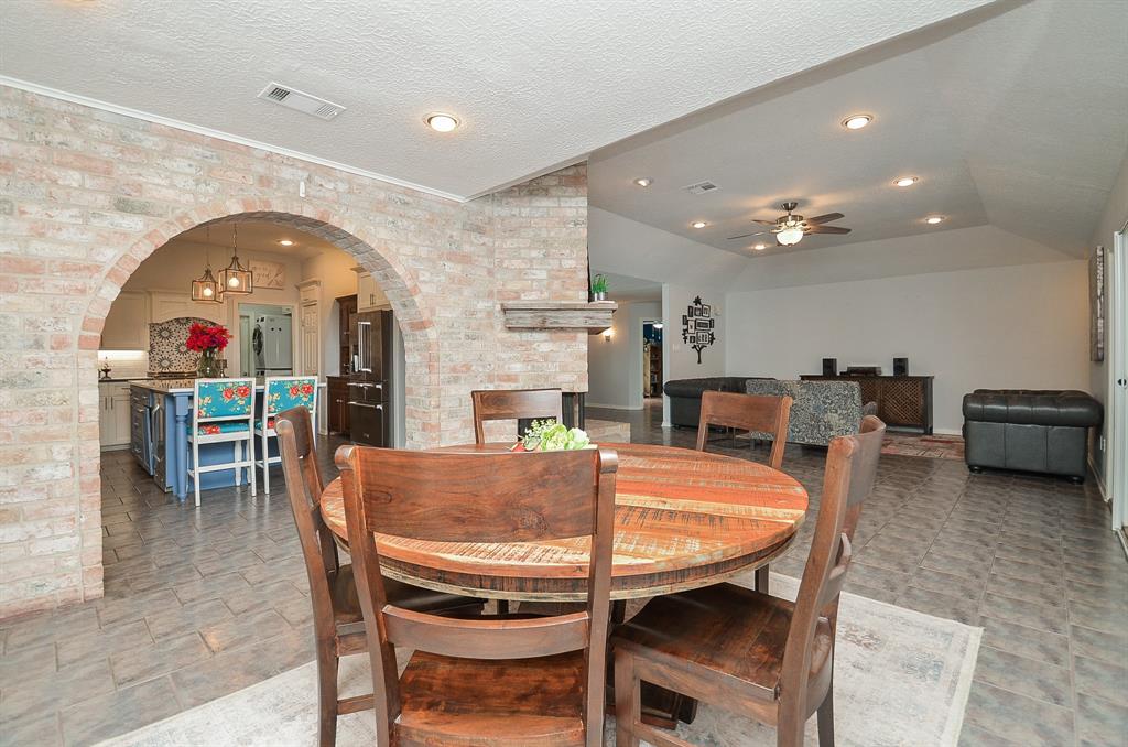 827 Millpond Drive, Sugar Land, Texas image 9