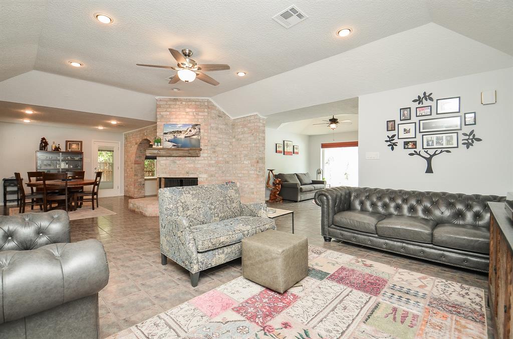 827 Millpond Drive, Sugar Land, Texas image 10