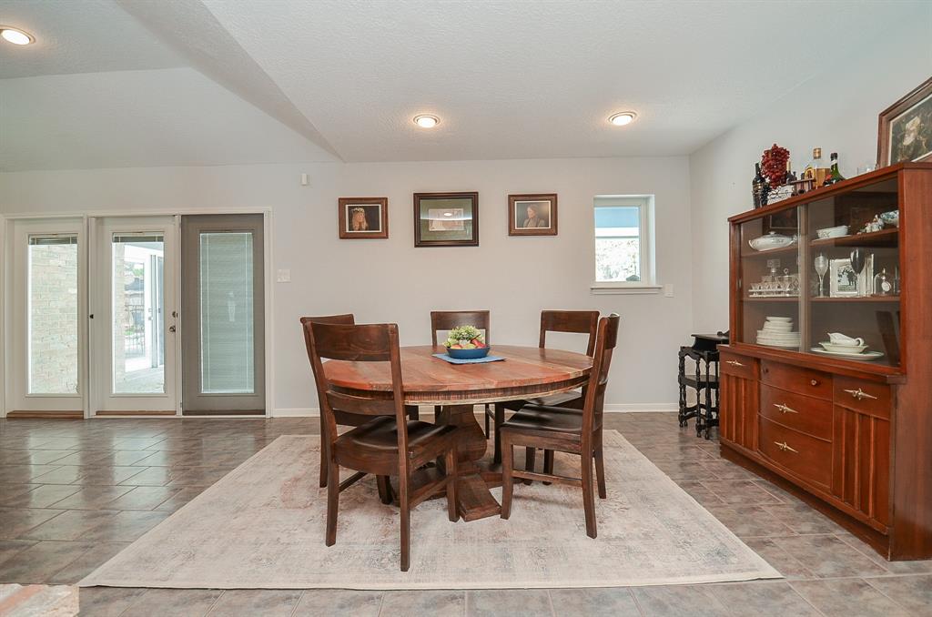 827 Millpond Drive, Sugar Land, Texas image 7