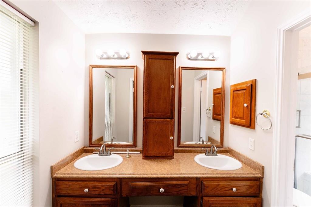 12415 Meadow Ridge Drive, Stafford, Texas image 18