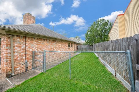 Single Family Residence in Missouri City TX 2411 Kenworthy Drive 44.jpg
