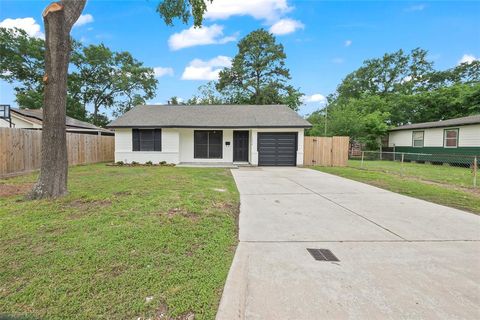 Single Family Residence in Houston TX 10638 Fairfax Street.jpg
