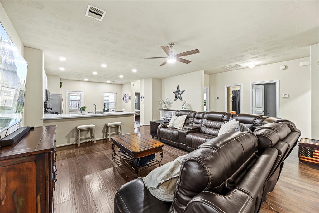 11210 Kingsnorth Drive, Tomball, Texas image 3
