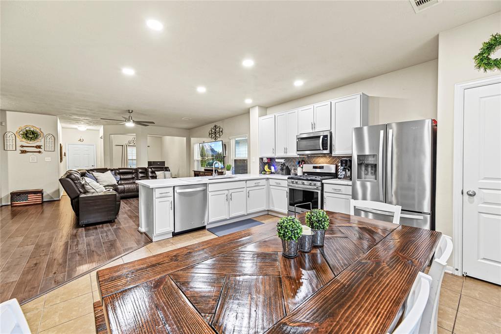 11210 Kingsnorth Drive, Tomball, Texas image 4