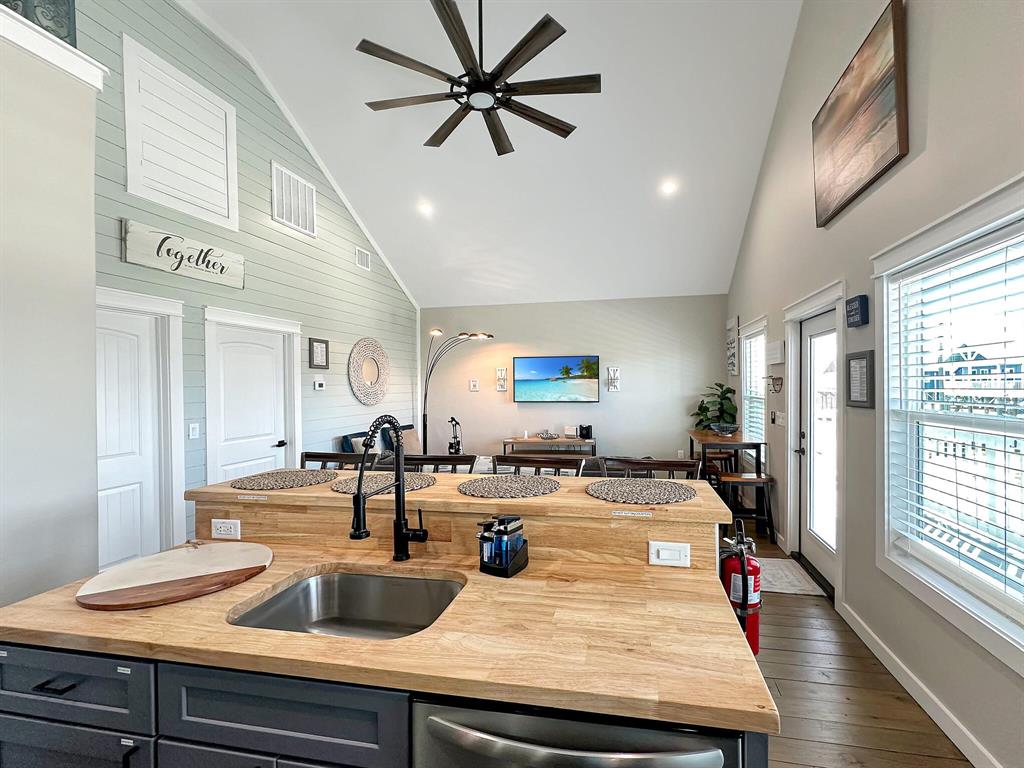 1086 Cedar Lane, Gilchrist, Texas image 19