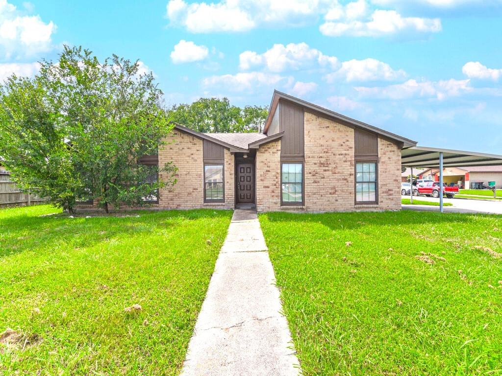 5126 Cinnamon Lane, Baytown, Texas image 1