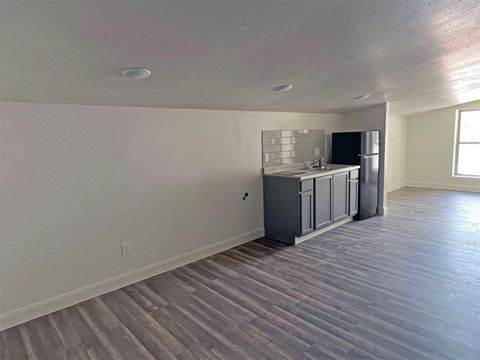 Photo of 201 Eastwood Unit 5 Street, Houston, TX 77011 (MLS # 73425703)