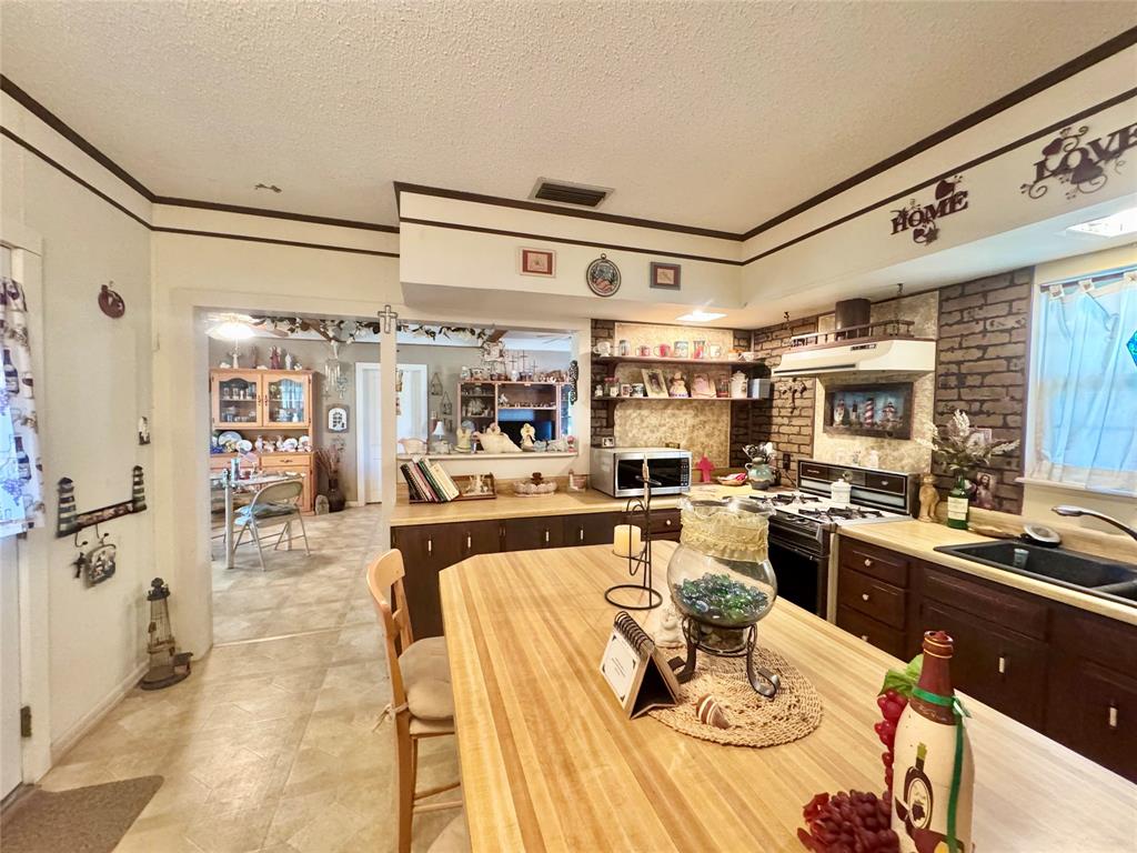 706 West Street, Yoakum, Texas image 17