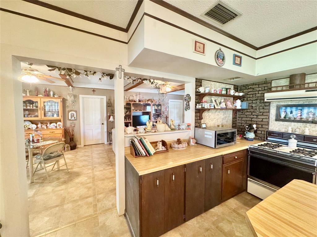 706 West Street, Yoakum, Texas image 12